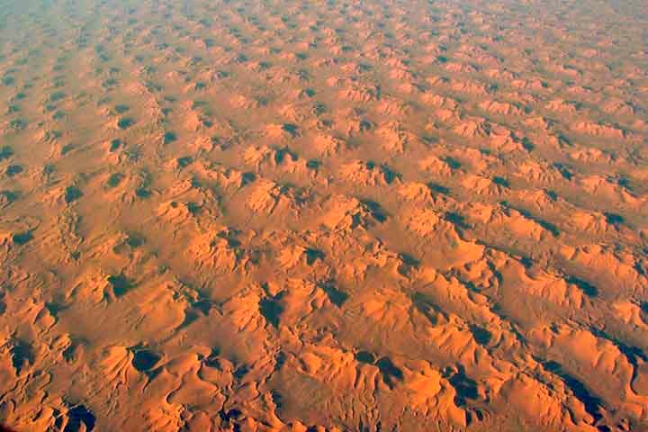 A partir de amostras de areia coletadas no período noturno, a técnico permite calcular quando os grãos tiveram contato com a luz da dia pela última vez. 
