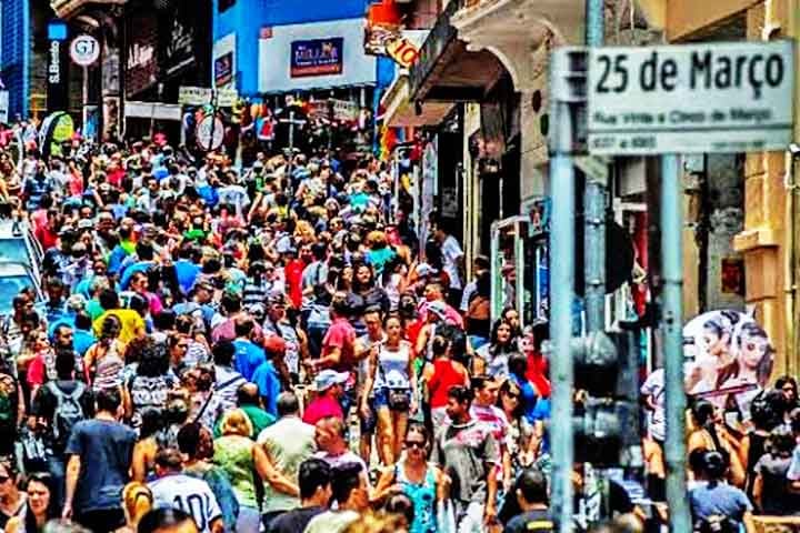 Fundada há 160 anos, no dia 25/03/1865, a rua 25 de Março, em São Paulo, é considerada o maior centro comercial a céu aberto da América Latina. 

