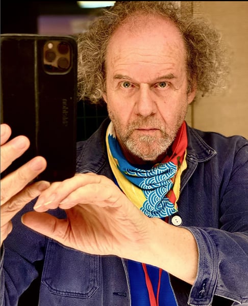 Curiosamente, Nicolas e o diretor Mike Figgis (foto) não receberam um tostão sequer por “Despedida em Las Vegas”. Eles levaram um calote da produtora, conforme o ator revelou anos mais tarde.  
