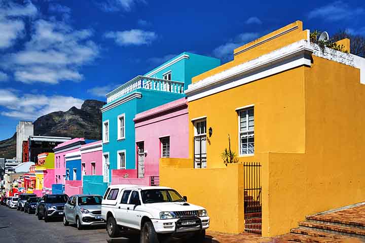 Cidades, bairros e vilarejos de vários lugares do planeta mostram como a criatividade humana ou a própria natureza podem criar cenários dignos de um cartão-postal. 