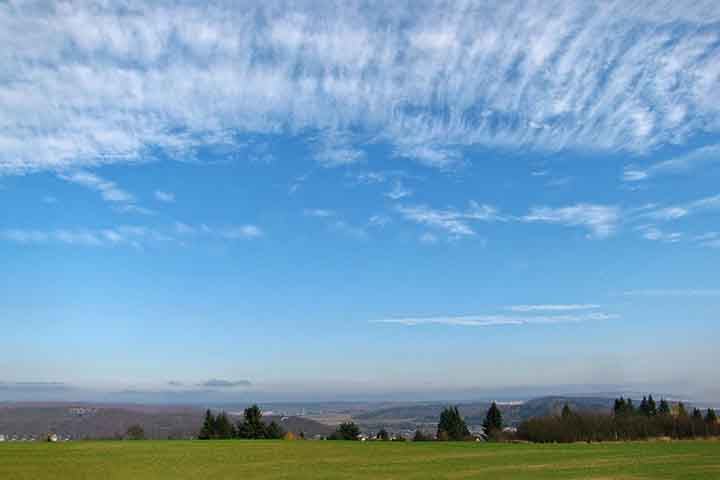 Cirrostratos -  nSão véus finos e quase transparentes que cobrem grandes áreas do céu. Formados também por cristais de gelo, podem produzir halos em torno do Sol ou da Lua. Estão a altitudes elevadas e indicam chegada de chuva ou neve em breve.