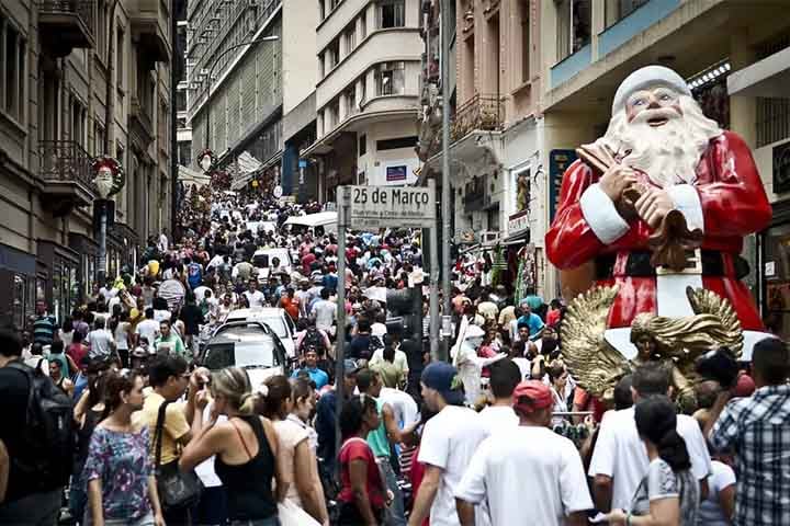 Em épocas de festas, especialmente do Natal, o fluxo de consumidores mais que dobra na 25 de Março, chegando a até 1 milhão de pessoas em um único dia.
