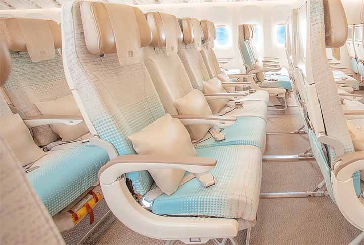 6º) Emirates (Emirados Árabes Unidos) - É uma das maiores e mais luxuosas companhias aéreas do mundo. Destaca-se por sua frota moderna, composta principalmente por aeronaves Airbus A380 e Boeing 777