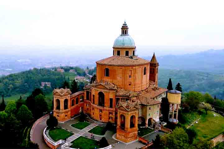 Sua localização privilegiada, próxima a cidades como Bolonha e Ravena, ainda a torna um excelente ponto de partida para explorar a beleza da região de Emília-Romanha.