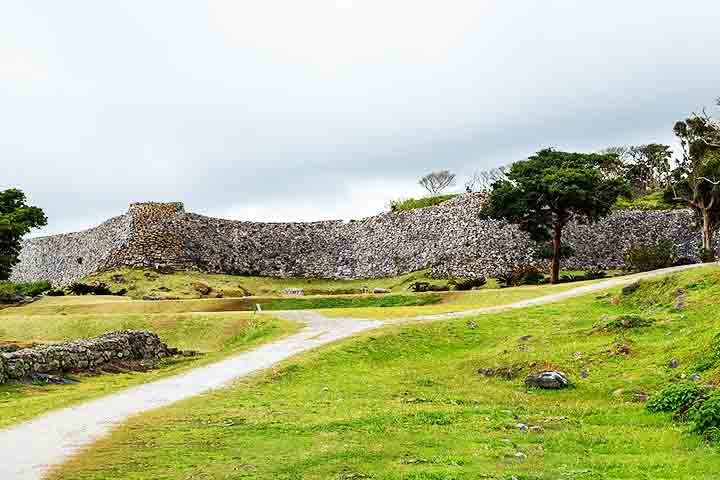Esse conjunto de ilhas é conhecido não apenas pela sua beleza natural exuberante, mas também por sua rica herança cultural, distinta do restante do Japão.