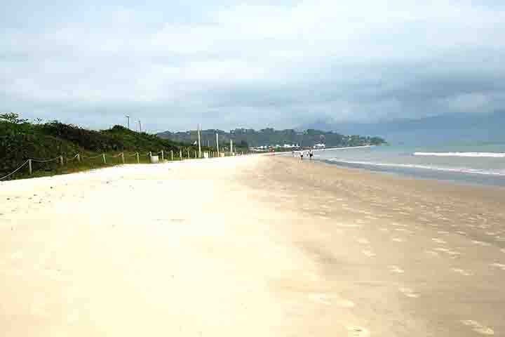 O valor dos imóveis cresce por causa da boa infraestrutura do bairro, que conta com casas de alto padrão, praias, além de áreas de lazer, lojas e restaurantes refinados.