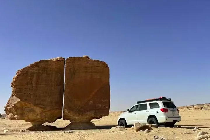 Os blocos têm aproximadamente 6 metros de altura e 9 metros de largura e parecem ter sido cortados com uma lâmina afiada, deixando uma superfície lisa difícil de ser explicada.