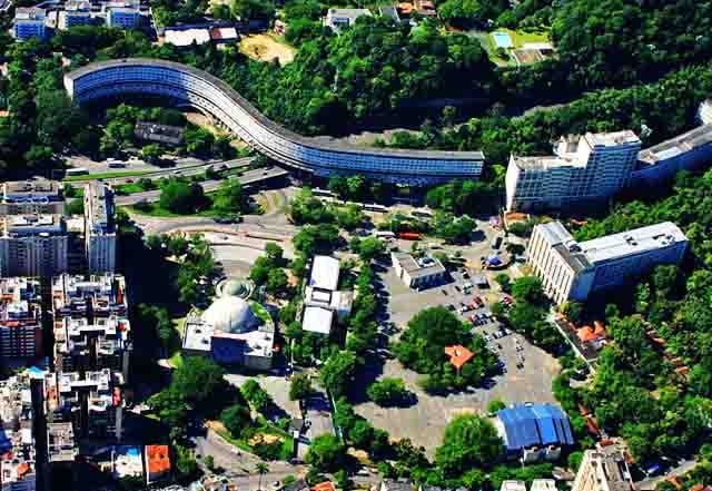 Localizado na zona sul da cidade, a região é cercada pela natureza e ao mesmo tempo perto do centro. O alto valor dos imóveis é resultado da boa infraestrutura, das ruas cheias de árvores e da presença de escolas e centros culturais importantes.