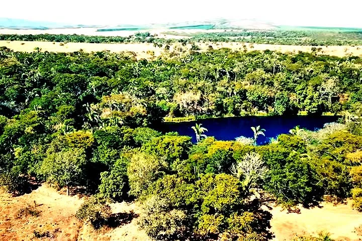 A Lagoa Azul foi formada por uma dolina, que consiste em uma cratera causada pelo desabamento de uma caverna calcária.