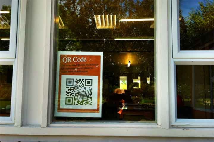 O código barras comporta somente uma pequena quantidade de caracteres, ao passo que o QR Code é capaz de ler mais de 7 mil combinações de dados.