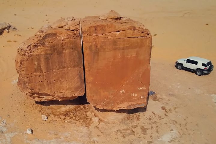 Uma formação rochosa enigmática conhecida como Al Naslaa, localizada no deserto árido do noroeste da Arábia Saudita, intriga cientistas e desperta a curiosidade de turistas.