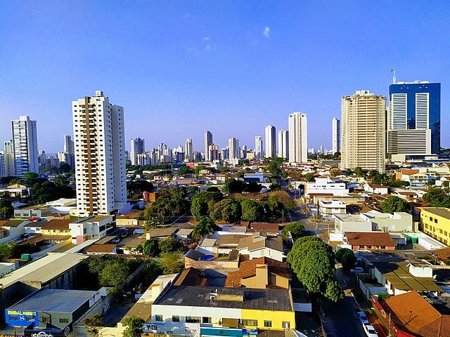 Goiânia, a capital, possui 1.437.237 habitantes e é um centro administrativo e cultural.  Aparecida de Goiânia, com 590.146 habitantes, destaca-se pelo desenvolvimento industrial. 