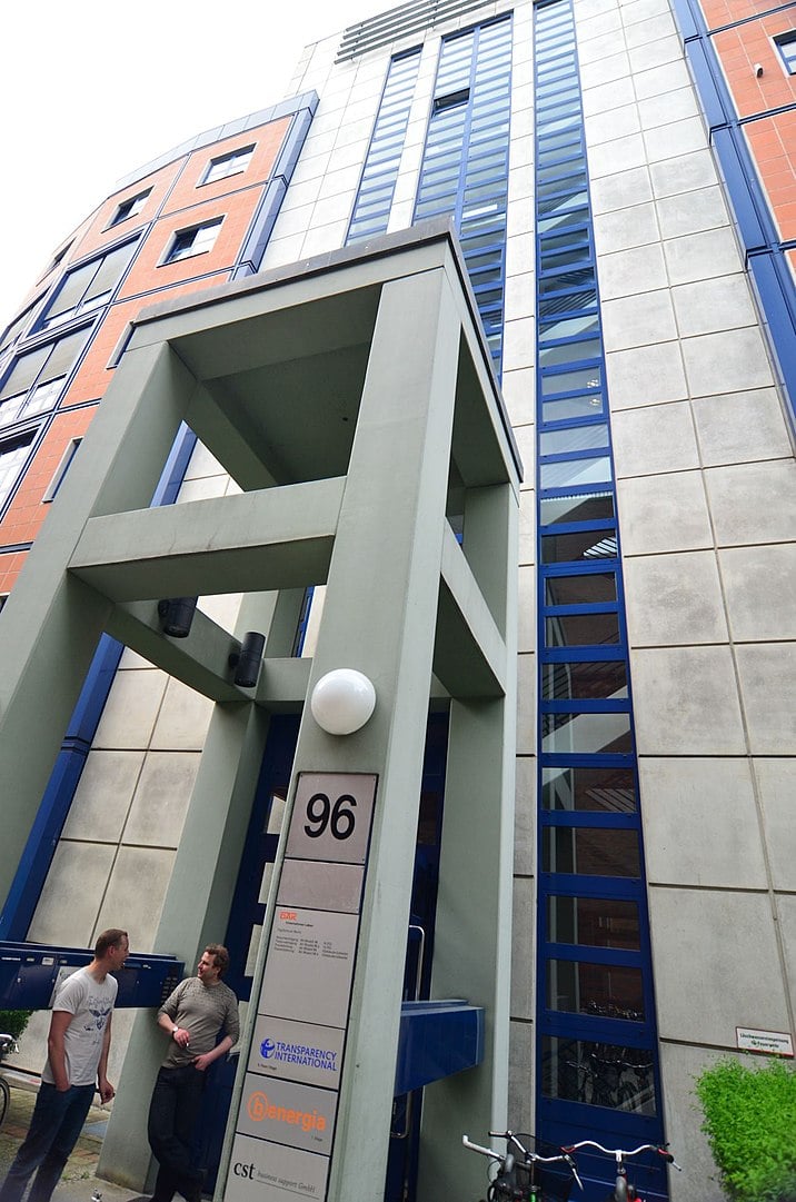 Sediada na Alemanha (foto), a empresa avalia, desde 1995, o índice de percepção da corrupção em 180 países. Pesquisadores ouvem empresários e analistas sobre a forma como esses países são vistos no cenário interno, em meio às transformações sociais e econômicas.