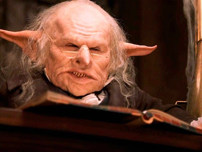 Verne Troyer - O ator interpretou o duende Grampo, que leva Harry aos cofres do Banco Gringotes, onde os bruxos guardam dinheiro e objetos valiosos. 