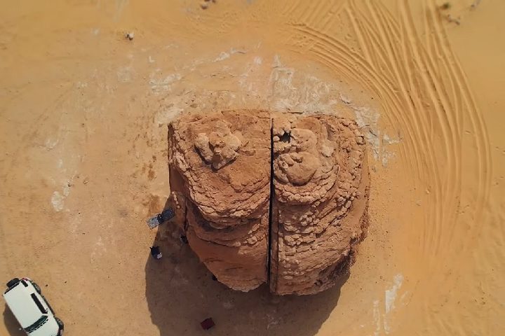 Algumas teorias mais exóticas sugerem que a divisão pode ter sido obra de uma civilização antiga, utilizando ferramentas ou técnicas desconhecidas.