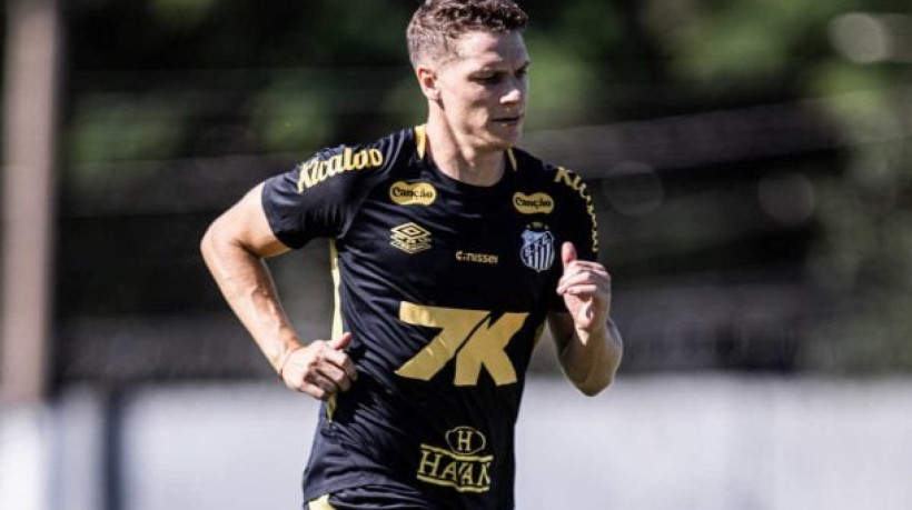 Centroavante argentino foi reintegrado aos treinos com os companheiros após a chegada de Cléber Xavier.