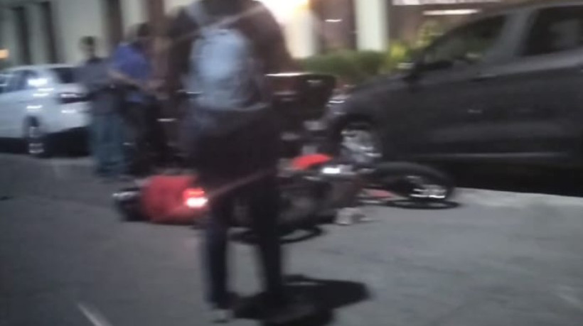 Imagens mostraram a motocicleta no chão após o assalto 