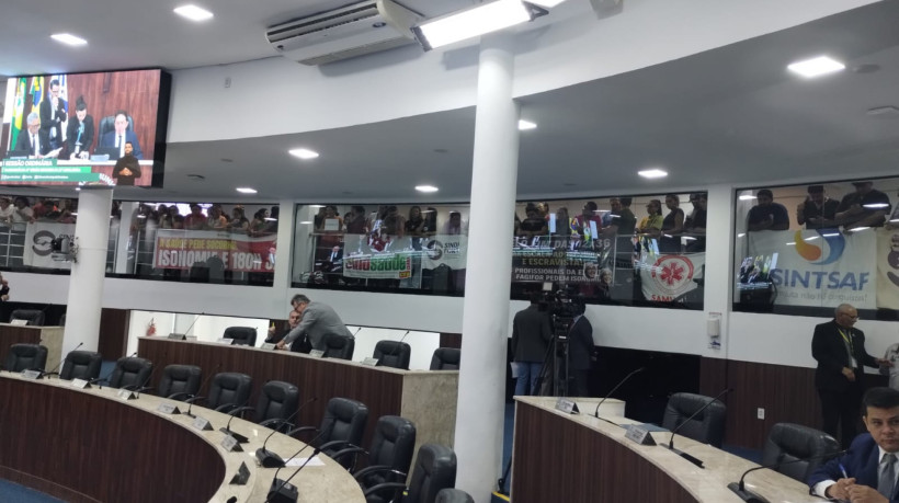 Sindicalistas e servidores em protesto na Câmara Municipal de Fortaleza (CMFor)