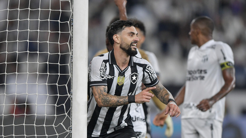 Mastriani comemora o primeiro gol do Botafogo no jogo