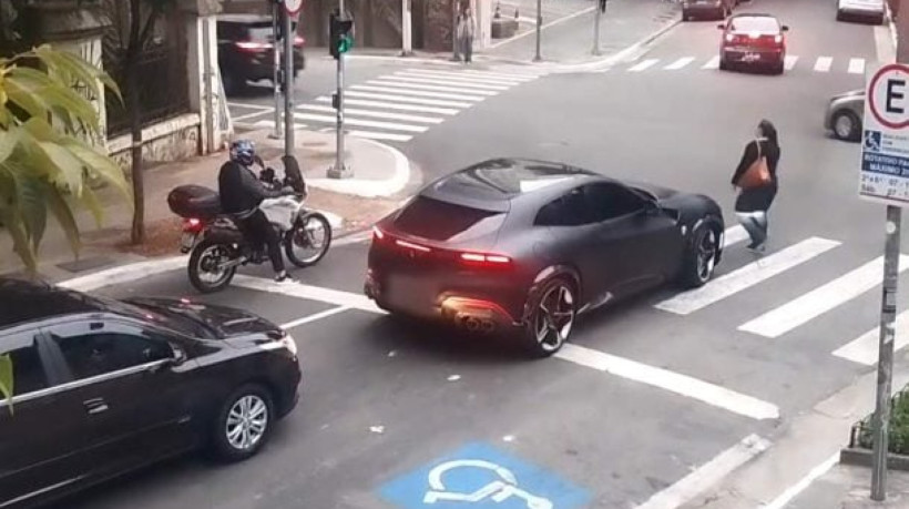 A aparição mais recente do astro com o modelo exclusivo ocorreu dia 17 de maio, quando o camisa 10 se encontrou com amigos em uma churrascaria