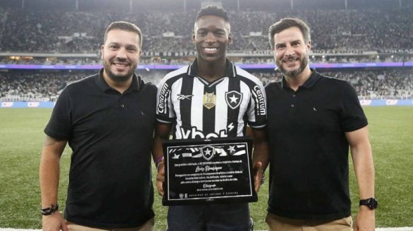 Protagonista da conquista inédita da Libertadores e do tricampeonato brasileiro acompanhou o jogo contra o Ceará, no Nilton Santos