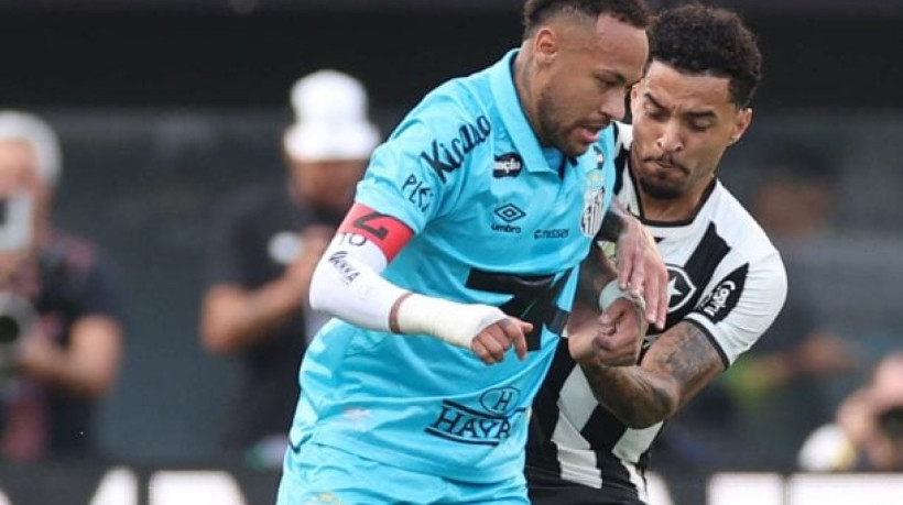 Uniforme no modelo azul turquesa, lançado no mês passado, tem 80% das unidades com o nome do jogador e o número 10 estampados