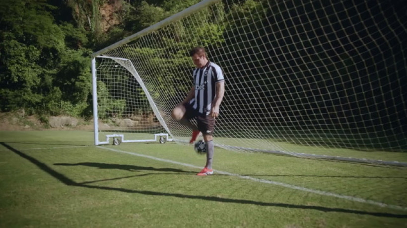 Botafogo apresenta novo uniforme principal para temporada 2025/2026