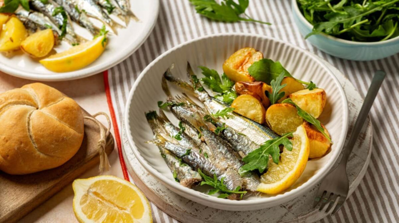 Sardinha assada com batata (Imagem: OlgaBombologna | Shutterstock)