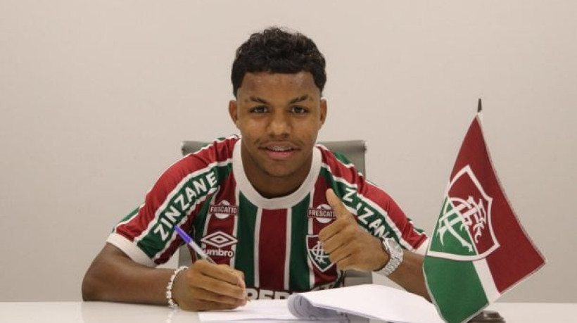 Novo vínculo do jogador, que foi o primeiro dos nascidos em 2008 a estrear entre os profissionais, vai até o fim de maio de 2028