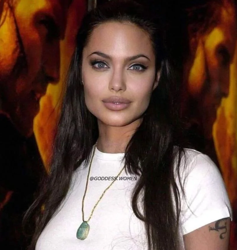 Quando Angelina era jovem, a mãe queria que ela fosse modelo, mas ela preferiu fazer um curso de agente funerário, para aprender a preparar corpos para os velórios. Quem gosta dessa atividade?  
