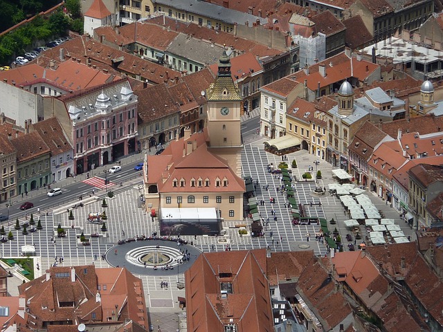 O castelo fica perto da cidade de Brasov, que serve para estadia dos visitantes e que, por si só, tem atrativos históricos e culturais que agradam aos turistas. 