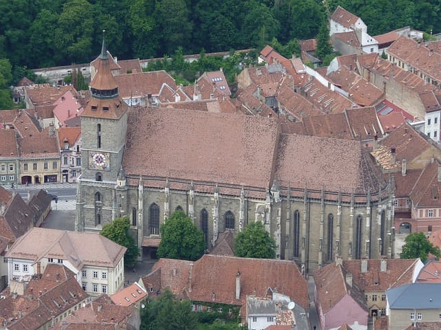 É em Brasov que fica a Igreja Negra (Biserica Neagră, em romeno, idioma de origem latina como o português). Trata-se de uma bela catedral luterana, em estilo gótico, cuja construção foi iniciada em 1477. O nome foi dado após um incêndio que deixou sua fachada escurecida. 