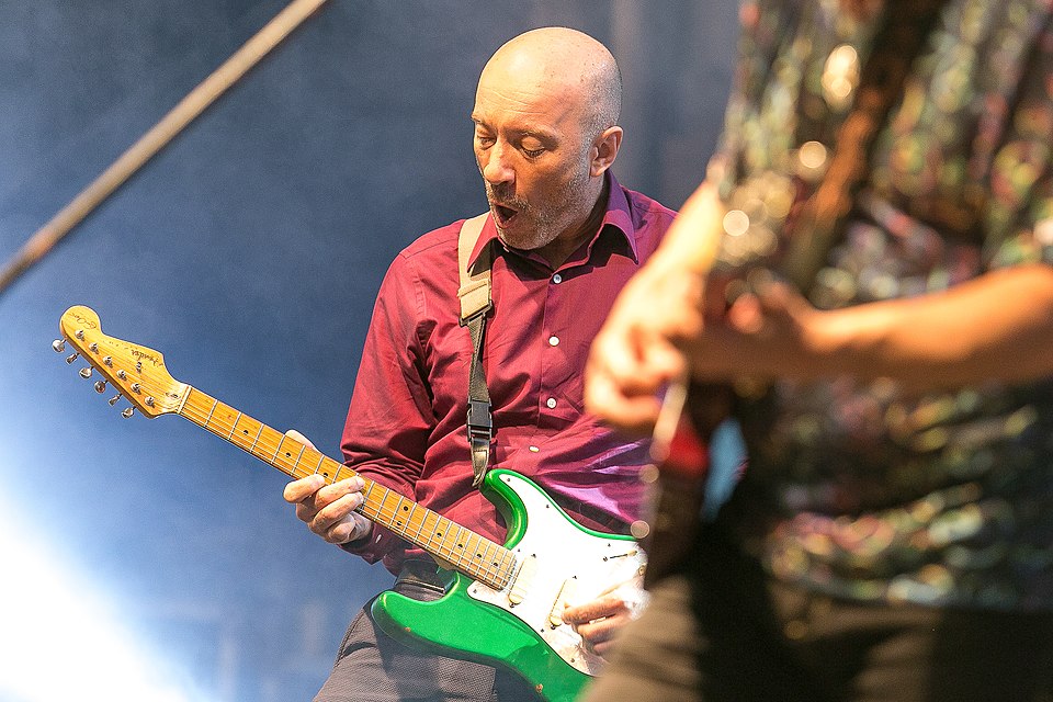 Edgard Scandurra - Considerado um dos melhores guitarristas brasileiros, é também cantor. Fundador e integrante até os dias atuais da Ira!, ao lado de Nasi. 

