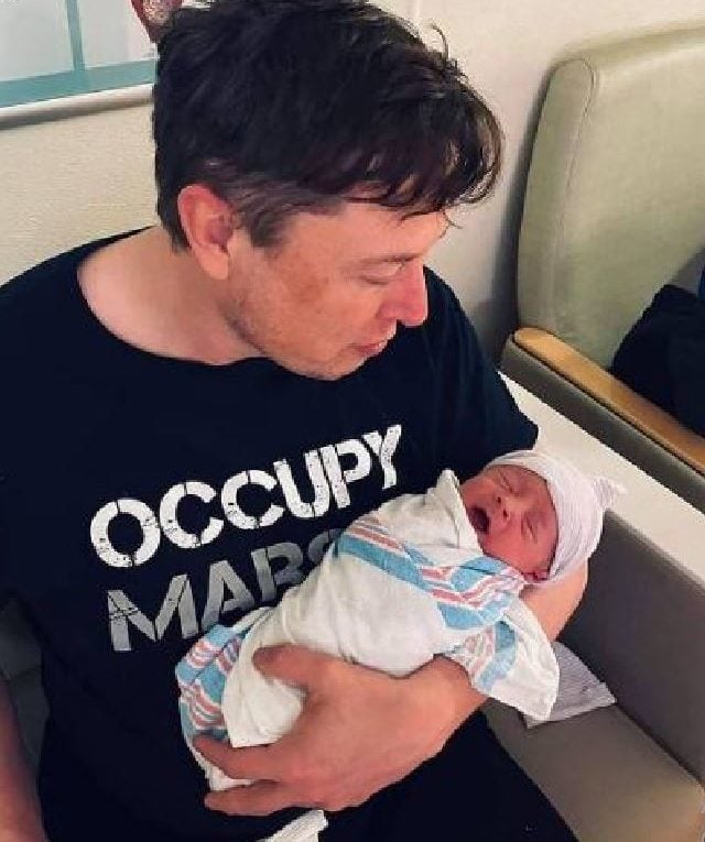 De acordo com a reportagem, o bilionário já abordou mulheres nas redes sociais propondo ter filhos com elas, mesmo sem conhecê-las pessoalmente. 