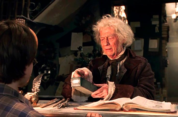 John Hurt - fez o papel de Olivaras, dono da loja de varinhas mágicas. Sua loja no Beco Diagonal é uma das mais importantes da série. Ele explica a Harry: A varinha é que escolhe o dono.