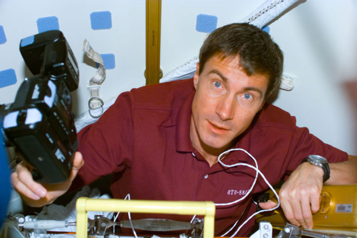 Por dez anos Sergei Krikalev teve o recorde de ser humano com mais tempo no espaço – 803 dias 9 horas e 39 minutos (somando as suas missões). Em 2015 foi superado pelo compatriota Gennady Padalka, que encerrou sua quinta missão espacial com a marca de 879 dias em órbita.
