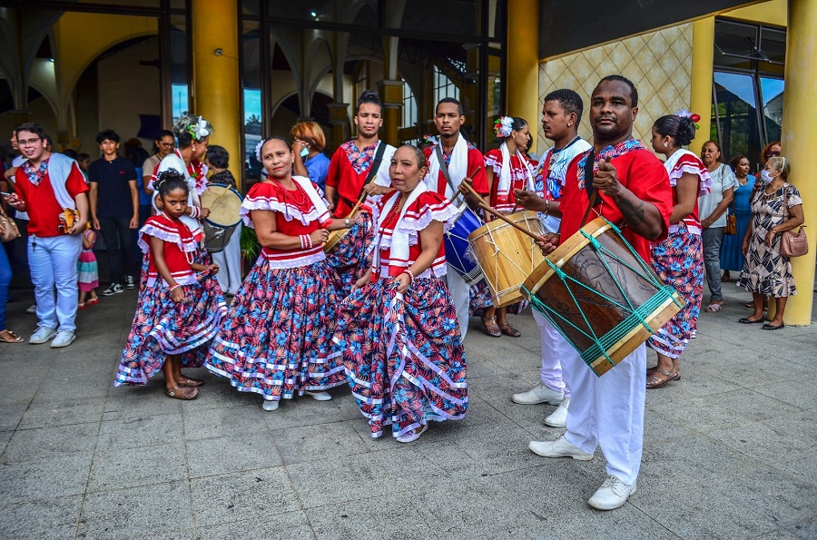 Além disso, a cultura de Macapá é uma das mais ricas e diversificadas do Brasil. O marabaixo, por exemplo, é uma das manifestações culturais mais importantes da cidade, um ritmo musical e dança de origem africana.