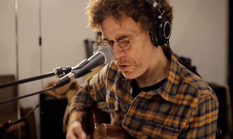 Nando Reis - Nascido em 12/01/1963, em São Paulo, integrou a reverenciada banda Titãs entre 1982 e 2002, quando passou a se dedicar a uma bem-sucedida carreira solo. Além de cantor e instrumentista, é compositor de mão cheia, com canções gravadas por diversos artistas, como Marisa Monte, Cássia Eller (1962 - 2001), Carlinhos Brown, Skank e Cidade Negra. 


