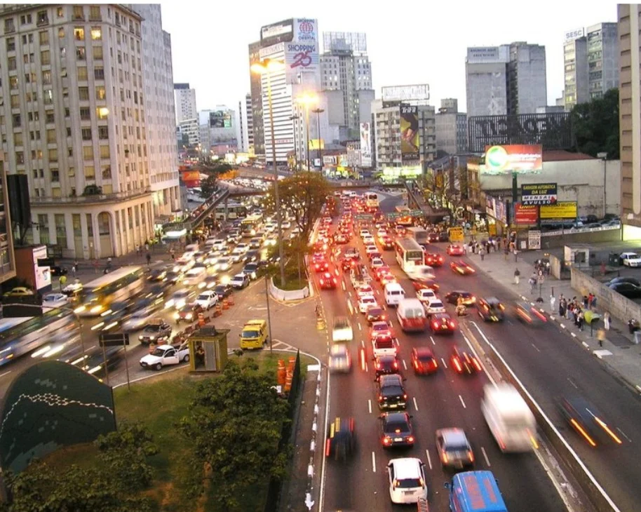 Em 2025, encontrar um carro que seja bom, bonito e barato no Brasil continua sendo um desafio, especialmente diante dos preços elevados dos modelos zero quilômetro.  