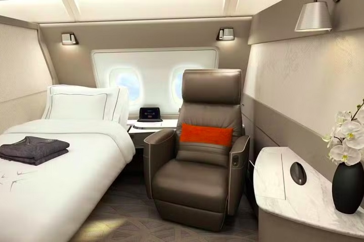 5º) Singapore Airlines - Oferece uma das melhores Primeiras Classes do mundo, incluindo suítes privativas no Airbus A380. Além disso, é considerada uma das empresas aéreas mais seguras, com uma frota moderna e bem cuidada.
