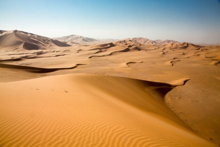 O país é famoso por ser rodeado de vastos desertos, como o Rub' al Khali (também conhecido como o Quarto Vazio), que é o maior deserto de areia contínua do mundo.