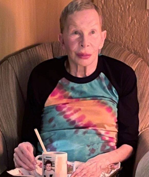 Rita Lee morreu em 08/05/2023, aos 75 anos. Ela havia recebido diagnóstico de câncer de pulmão em maio de 2021 e, desde então, vinha travando uma dura batalha contra a doença. A cantora seguiu fazendo tratamentos de imunoterapia e radioterapia.
