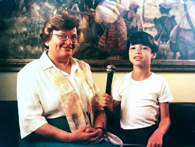 Nascido em 2 de junho de 1980, em São Paulo, Caio Blat de Oliveira é filho do fonoaudiólogo José Lucínio e da dentista Kátya Blat. Desde pequeno, demonstrava vocação para as artes.