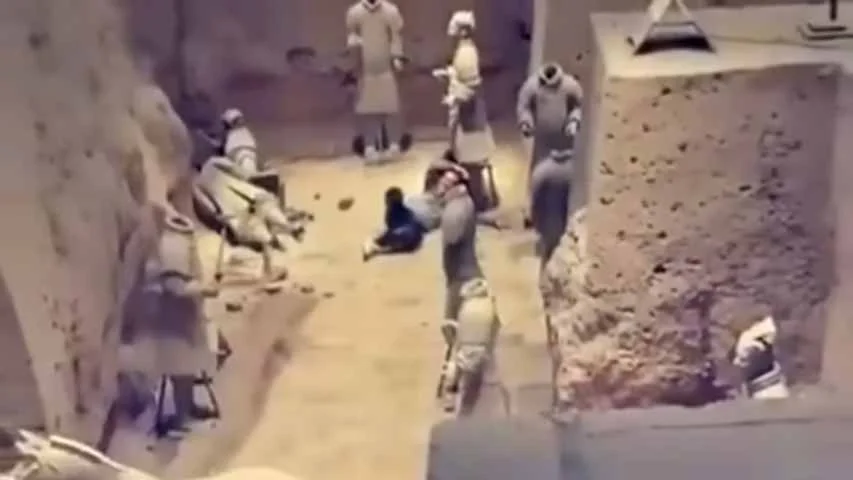 Segundo os relatos, o homem escalou a rede de proteção, pulou um poço de 5,4 metros de profundidade e “empurrou e puxou” dois guerreiros de argila. Em seguida, ele foi contido por agentes de segurança antes que pudesse causar mais danos ao patrimônio histórico.
