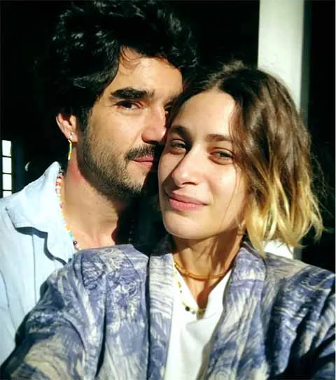 Blat viveu também um relacionamento com Luisa Arraes, atriz e filha do cineasta Guel Arraes. Assumidamente adepto de uma relação aberta, Caio fala publicamente sobre os desafios e a liberdade que o modelo traz. Eles terminaram o namoro no fim de 2024.