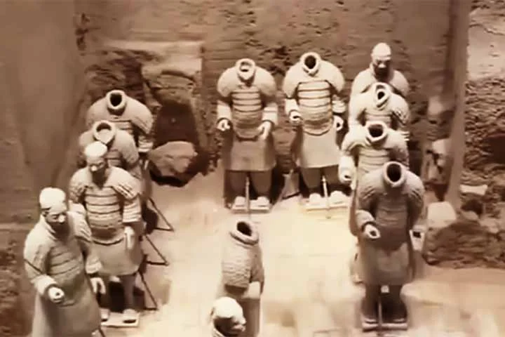 O “Exército de Terracota de Xian” é um monumental conjunto de estátuas descoberto por acaso em 1974, quando agricultores chineses faziam a escavação de um poço na localidade.
