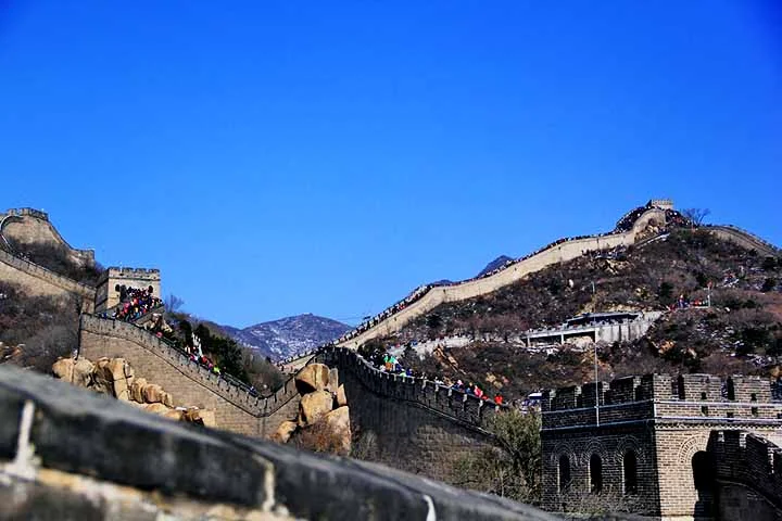 Tombada como Patrimônio Mundial pela Unesco em 1987, a Grande Muralha é obra de muitos séculos, com suas primeiras edificações datadas do século II a.C. Ela é definida pela agência especializada da ONU como a maior obra de engenharia militar da história.
