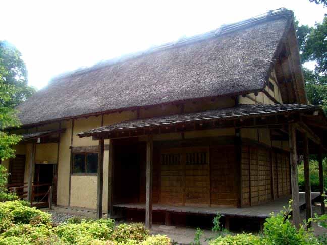 No Japão, a madeira foi um material essencial na arquitetura tradicional (casas minka), sendo usada em templos e casas devido à sua resistência a terremotos.