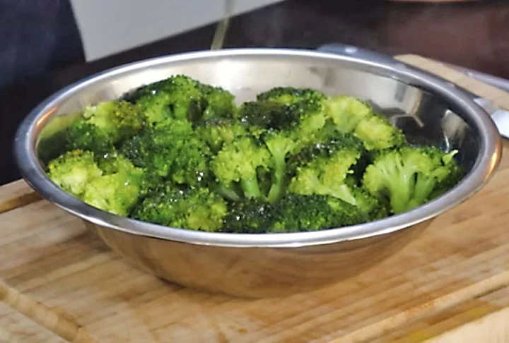 O brócolis é um alimento de baixa gordura e que auxilia na redução dos níveis do colesterol ruim no sangue (o LDL). Isso por conta do alto grau de fibras que possui e ajuda a metabolizar as gorduras de outros alimentos.