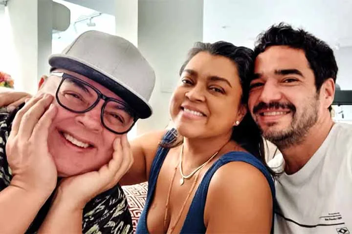 Depois, em 2000, teve um breve namoro de oito meses com Preta Gil, filha de Gilberto Gil, com quem dirigiu um videoclipe do grupo SNZ.